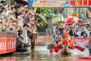 记者：申花预计今天13点23分抵达浦东机场，正好赶上“年夜饭”